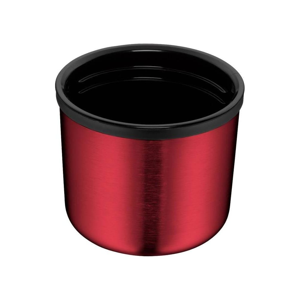 Ein roter Metallbecher mit schwarzem Rand, von vorne leicht schräg gesehen.
