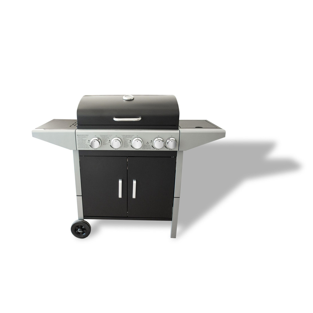 Czarny grill gazowy z srebrnymi akcentami i pięcioma pokrętłami.
