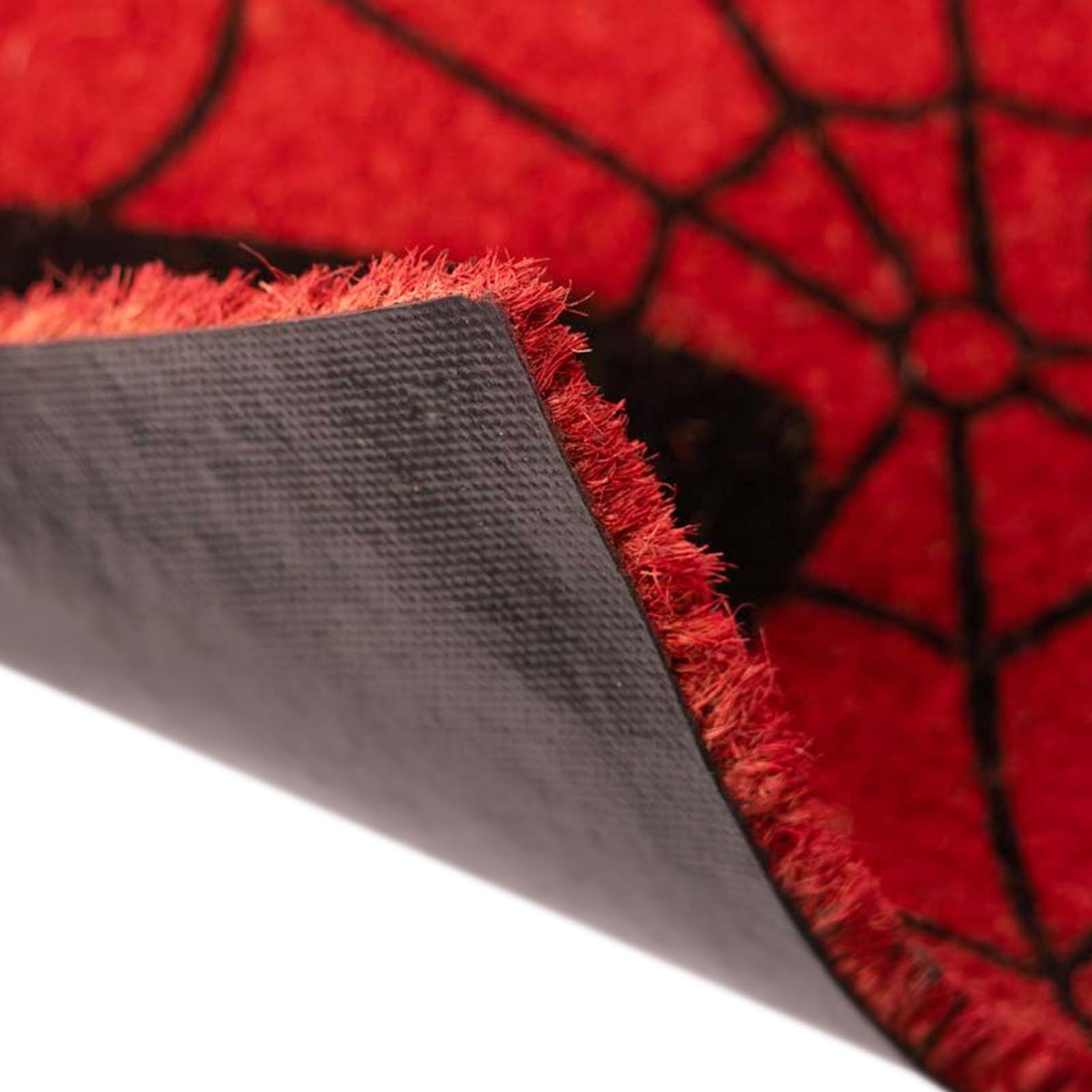 Tappeto rosso con motivo a ragnatela nera, lato inferiore visibile.