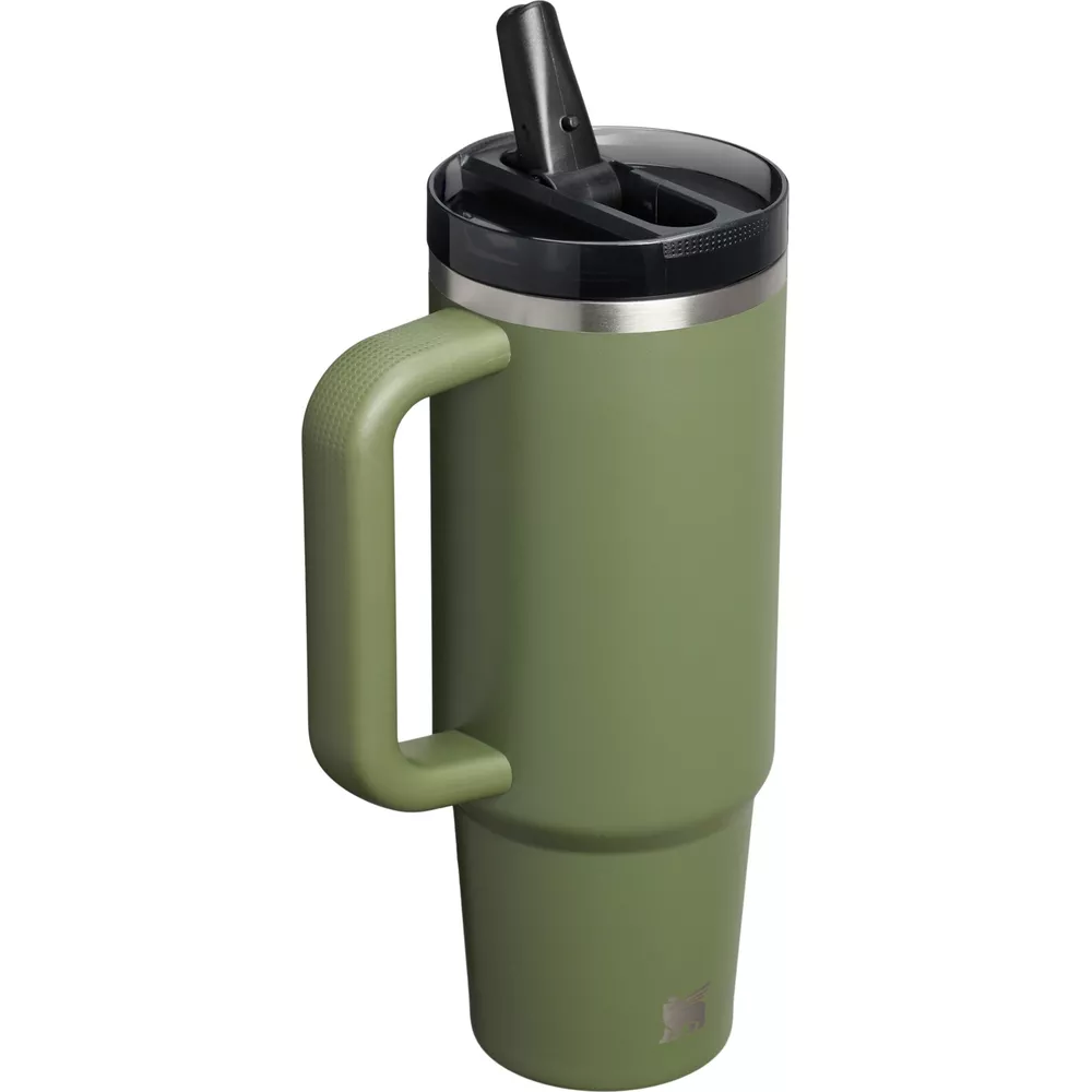 Grüner Becher mit Henkel und schwarzem Deckel mit Strohhalm.