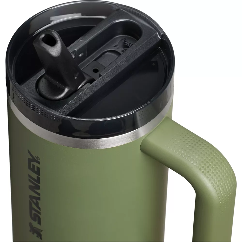 Grüne Stanley-Tasse mit schwarzem Deckel und Griff.