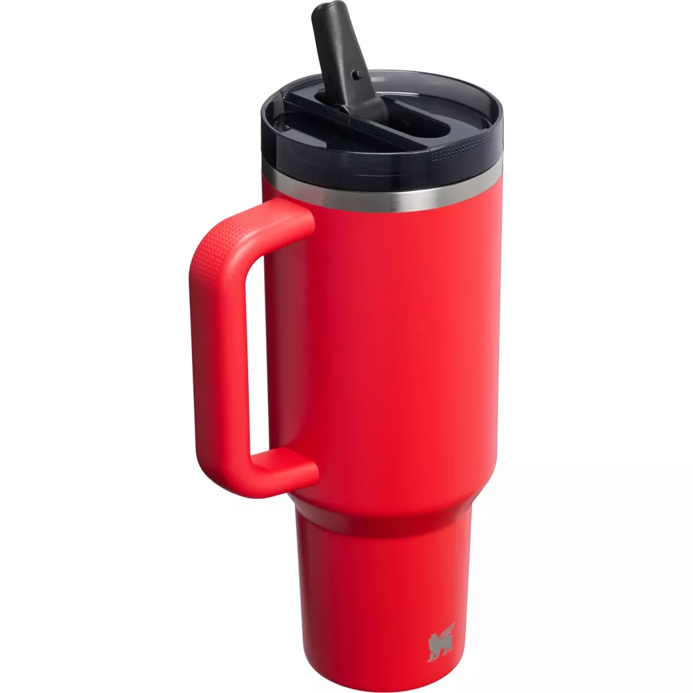 Siyah kapaklı ve pipetli kırmızı termos bardak, uyumlu saplı.