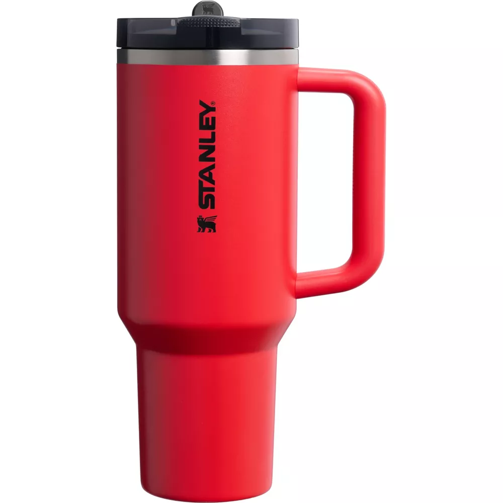 Kırmızı Stanley termos, saplı ve siyah kapaklı.