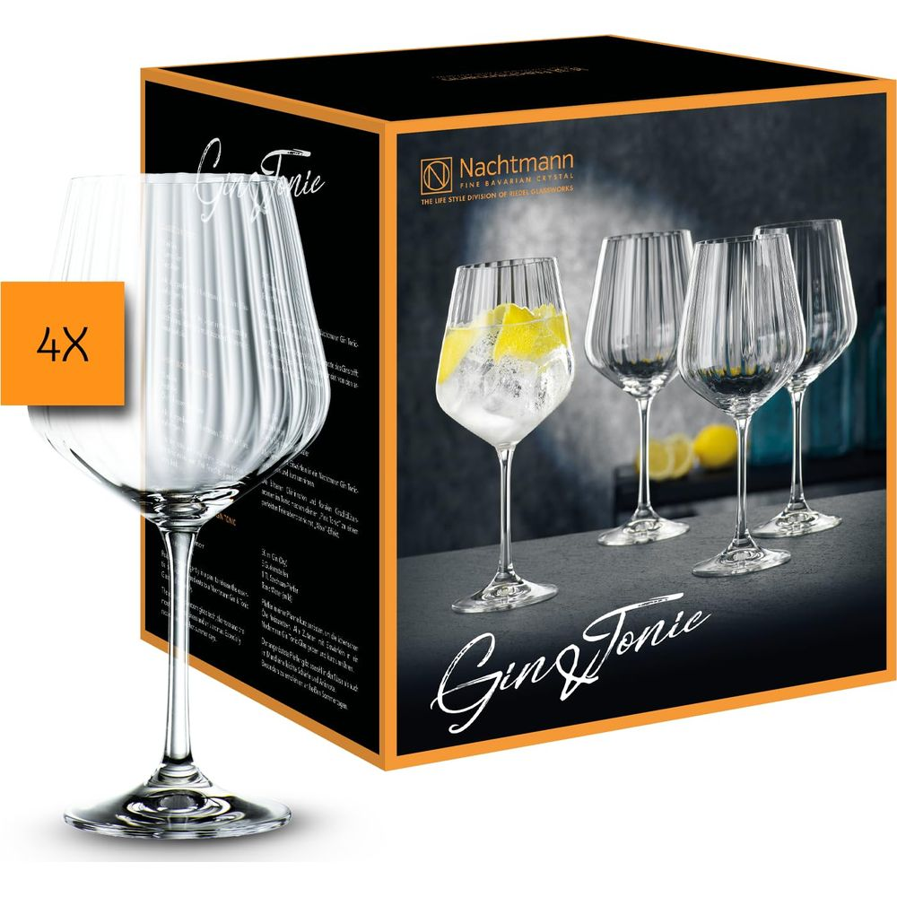 Ein leeres und ein gefülltes Glas für Gin Tonic, daneben eine Packung.