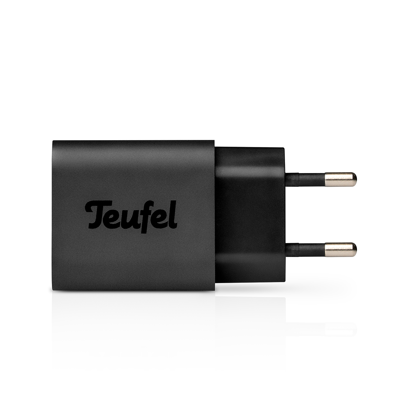 Schwarzer Steckeradapter mit Teufel-Logo und zwei silbernen Stiften.