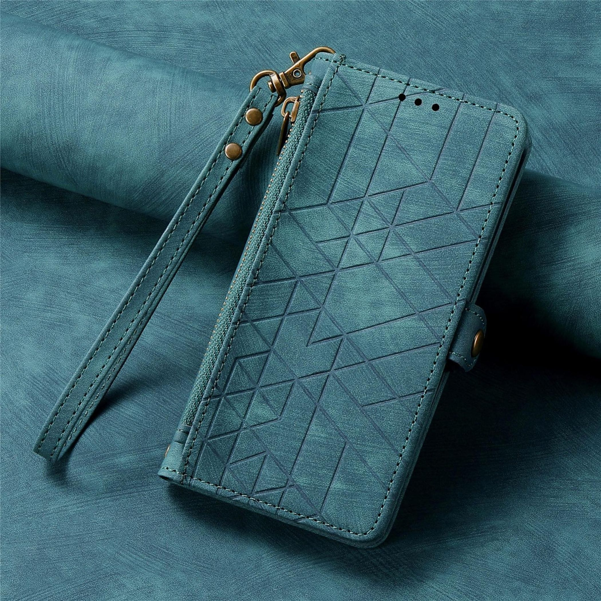 Ein tealfarbener Leder-Handyhülle mit geometrischem Muster und Armband.