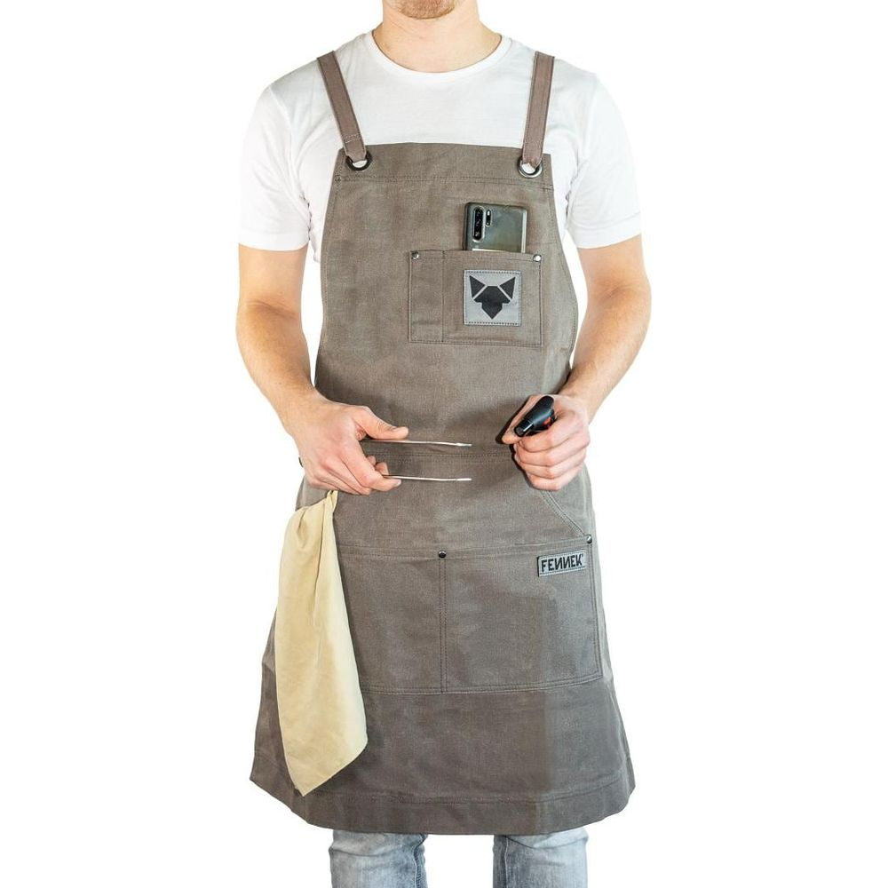 Homme portant un tablier marron avec téléphone et outils, logo à droite.
