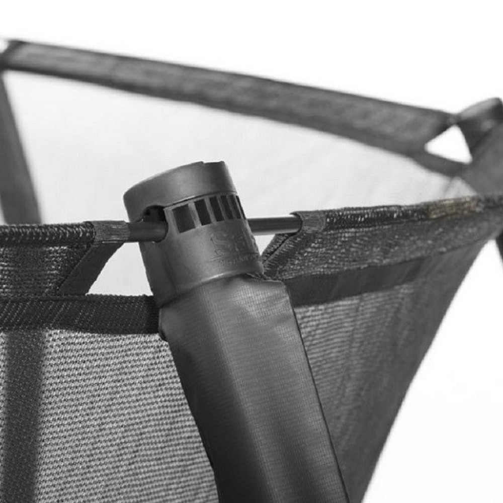 Zbliżenie czarnego plastikowego złącza siatki zabezpieczającej trampoliny do metalowego słupka.
