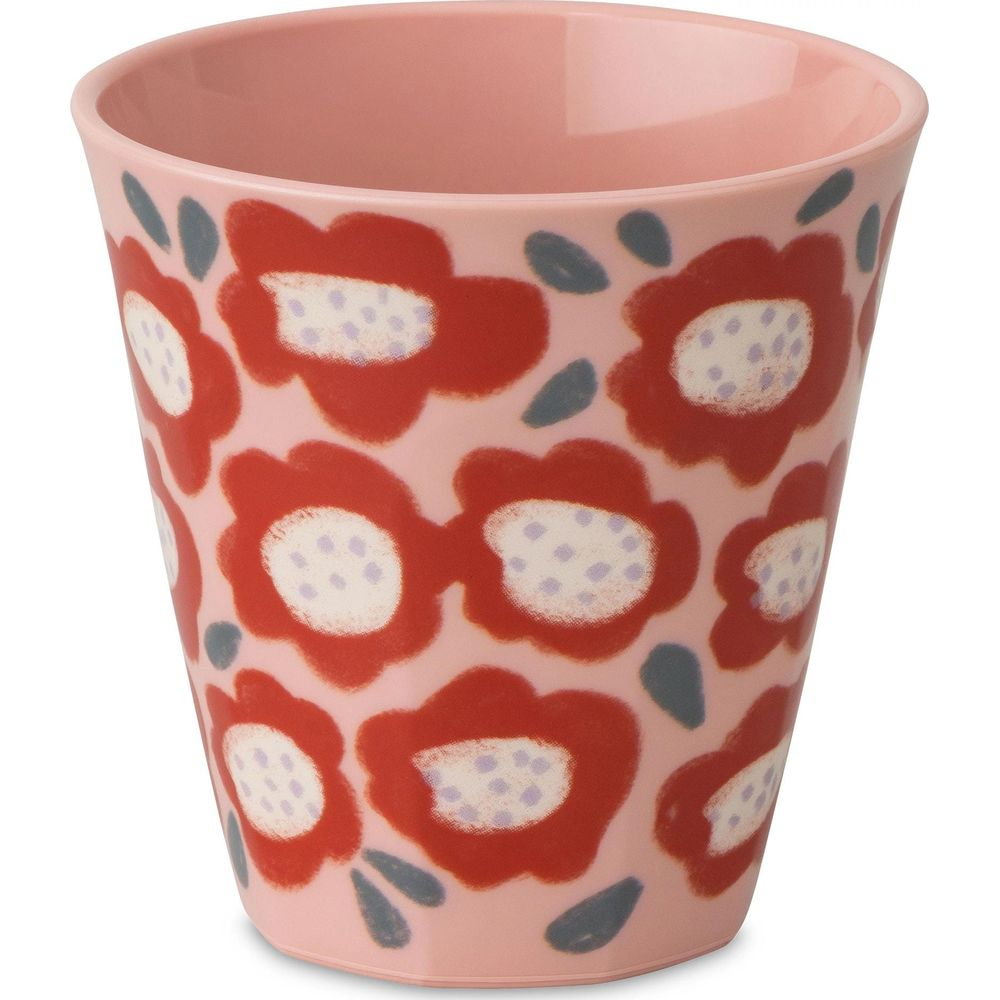 Eine rosafarbene Tasse mit roten Blumen und grauen Blättern.