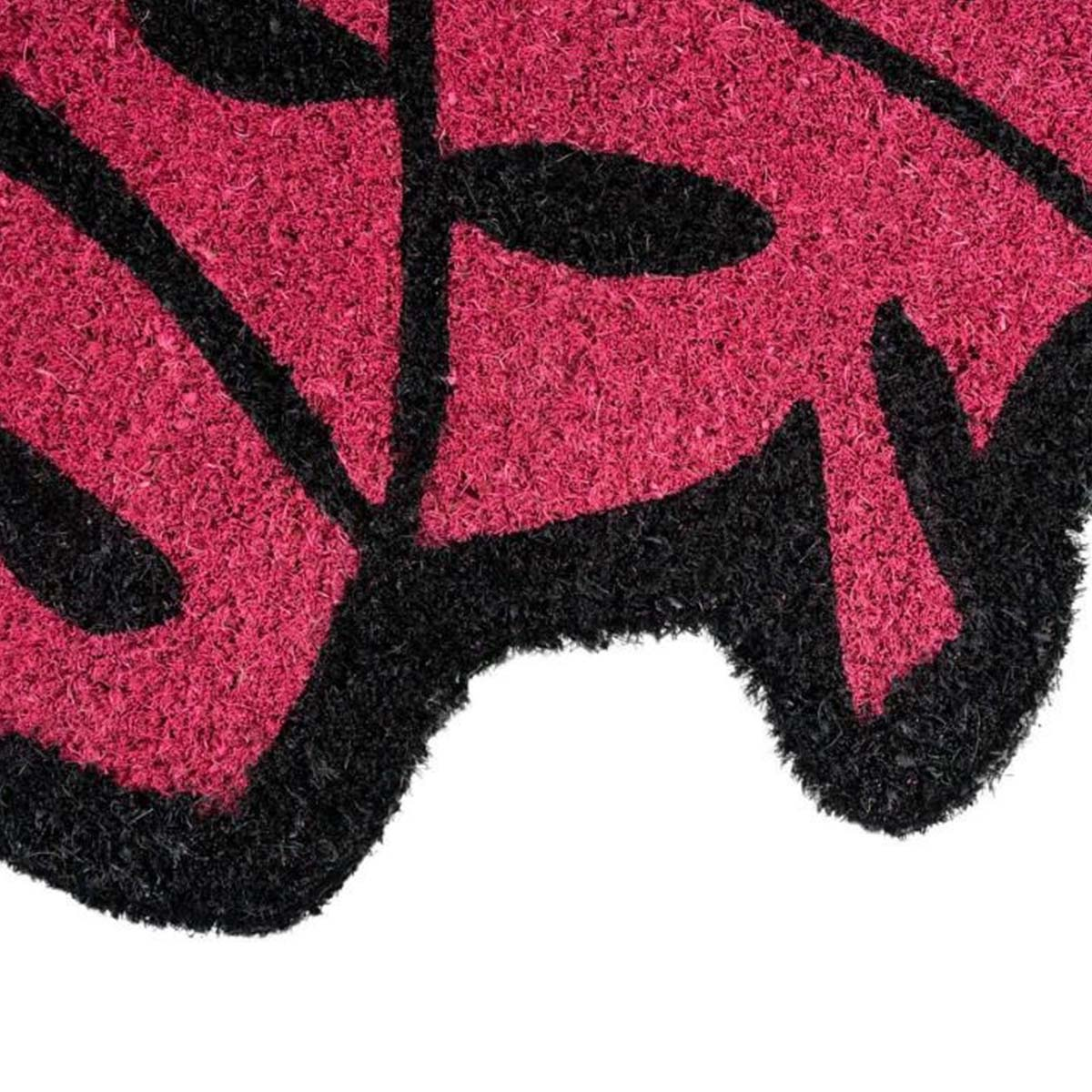 Un zerbino rosa con motivo a foglia nera. Vista ravvicinata.