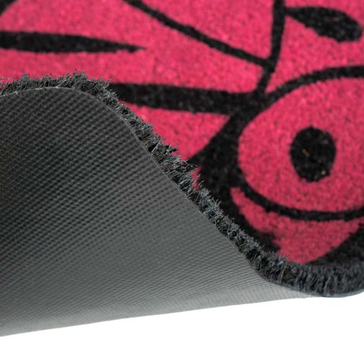 Primo piano di uno zerbino con motivo rosa e nero. Il lato inferiore è visibile.