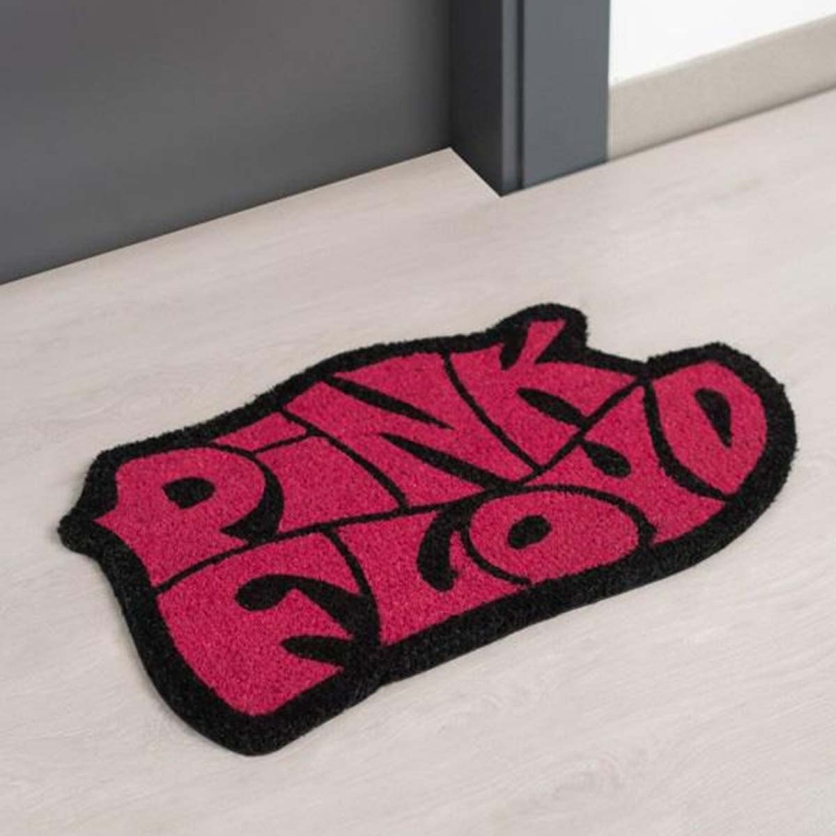 Un zerbino rosa con la scritta nera "PINK FLOYD".