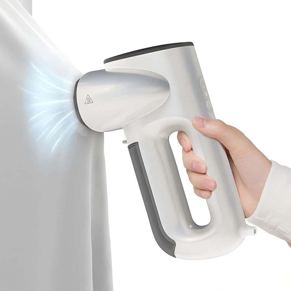 Una mano tiene un vaporizzatore per abiti bianco, che spruzza vapore su un capo grigio.