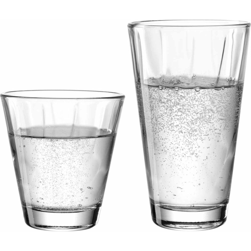 Zwei Gläser mit sprudelndem Wasser auf weißem Hintergrund.