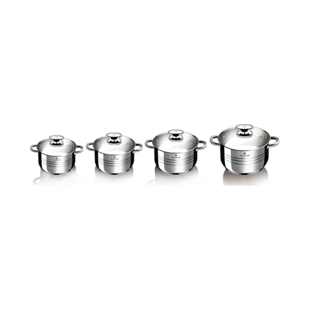 Quatre casseroles argentées de tailles variées avec couvercles, sur fond blanc.