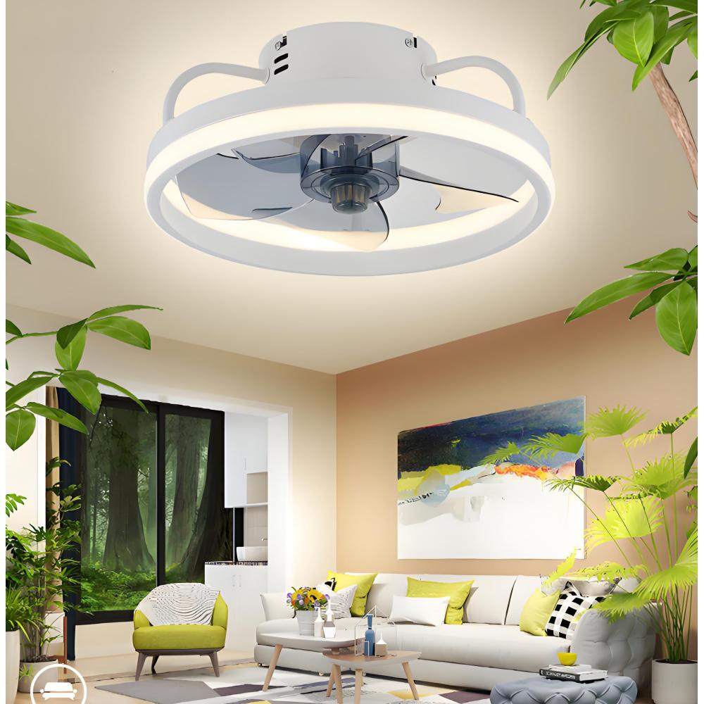 Ein moderner Deckenventilator mit Licht über einem Wohnzimmer mit Sofa und Kunstwerk.