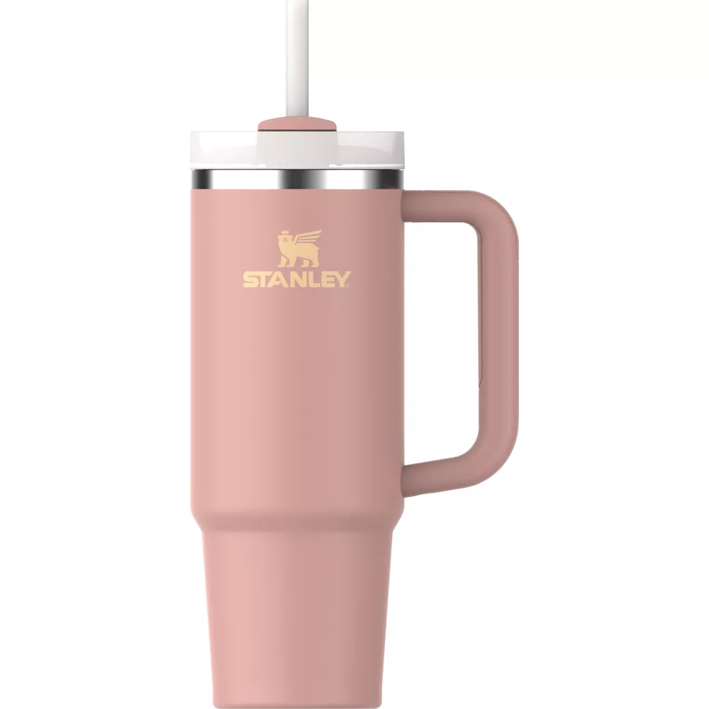 Ein rosafarbener Stanley-Becher mit Henkel und Strohhalm.