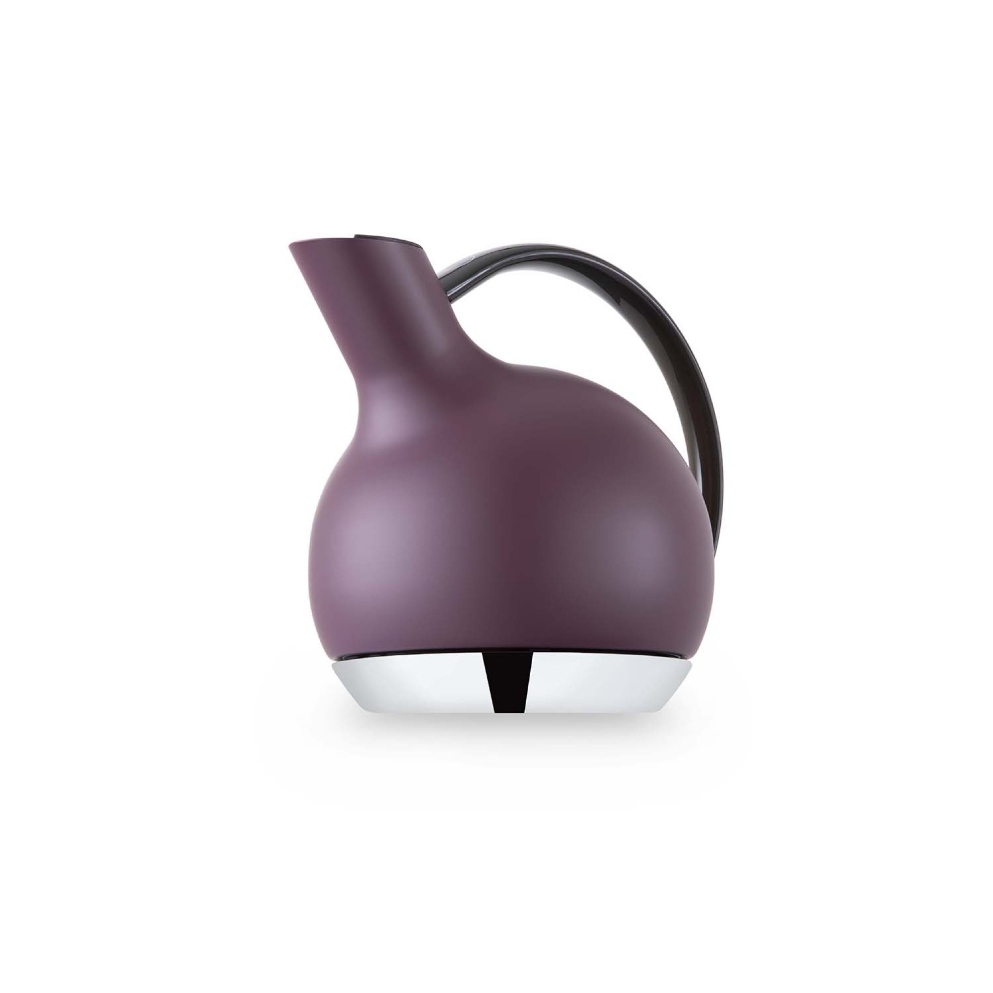 Una caraffa viola con base argento e manico nero sta isolata.
