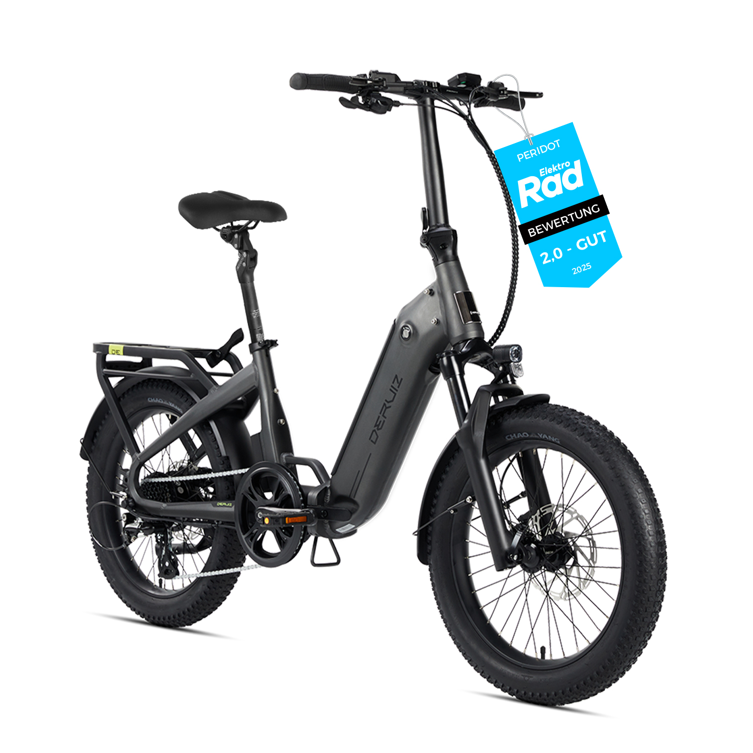 Ein graues E-Bike mit breiten Reifen und Gepäckträger. Ein blauer Anhänger hängt am Lenker.