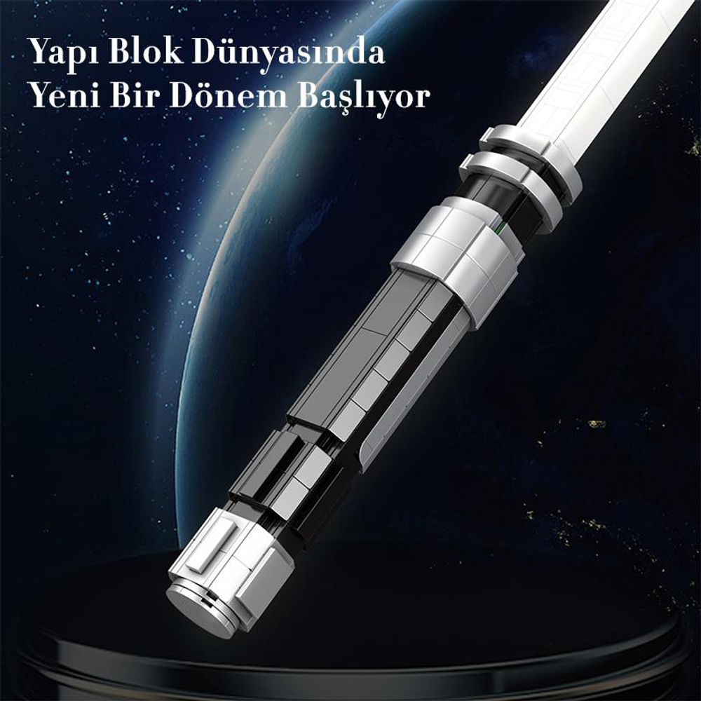 Gümüş ve siyah bölümlü fütüristik bir ışın kılıcı kabzası, uzay arka planlı.