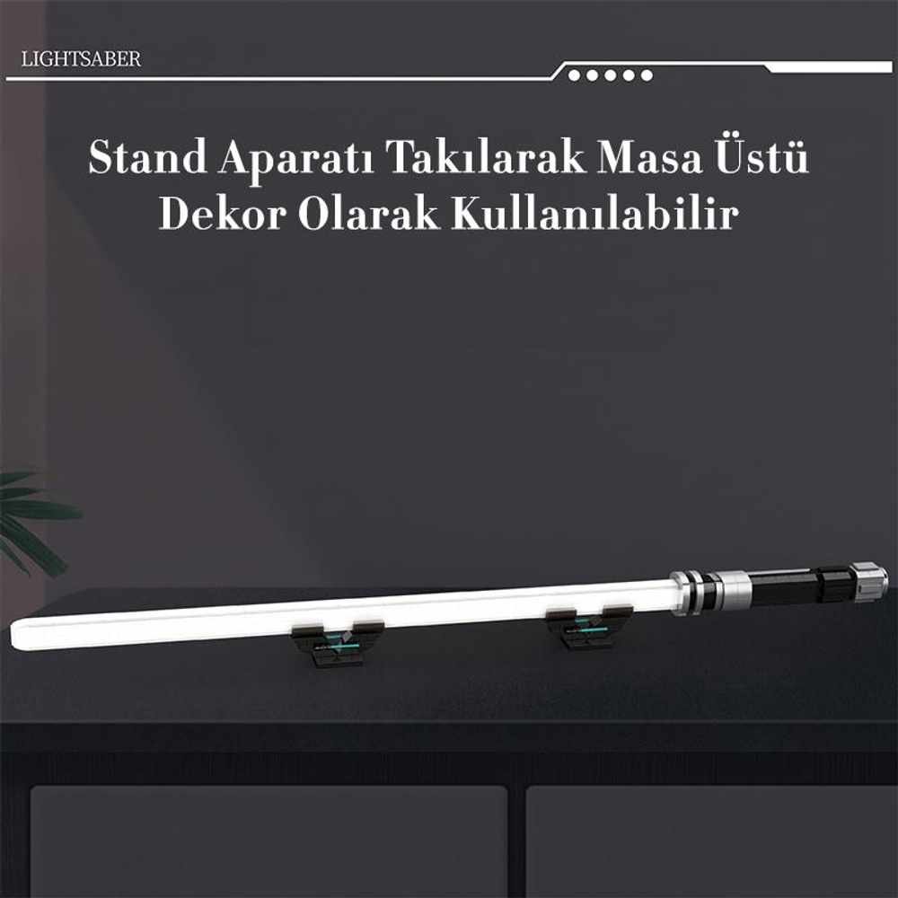 Siyah kabzalı parlak beyaz ışın kılıcı karanlık bir rafta duruyor.