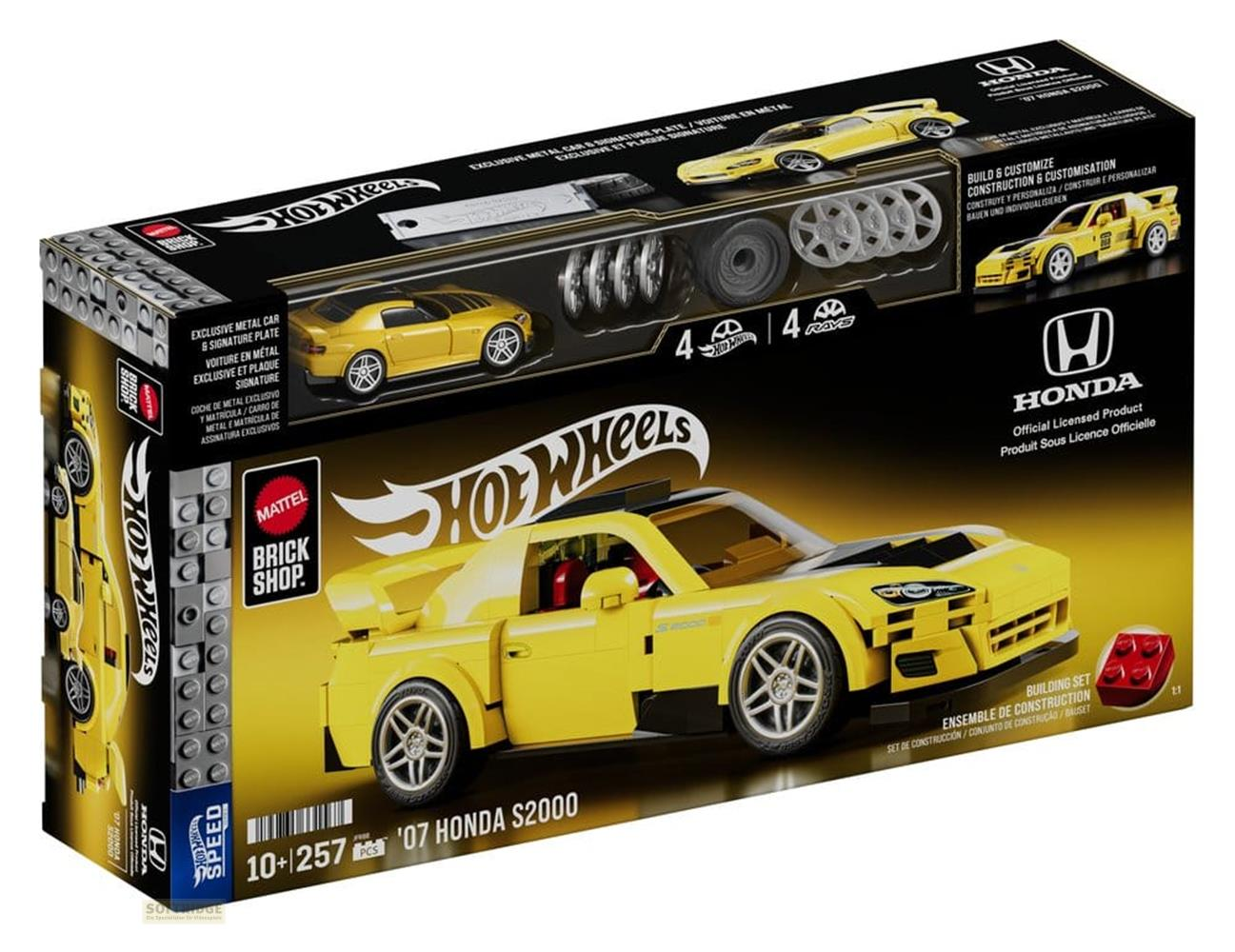 Una scatola gialla per kit di montaggio Hot Wheels '07 Honda S2000 con auto modello e accessori.