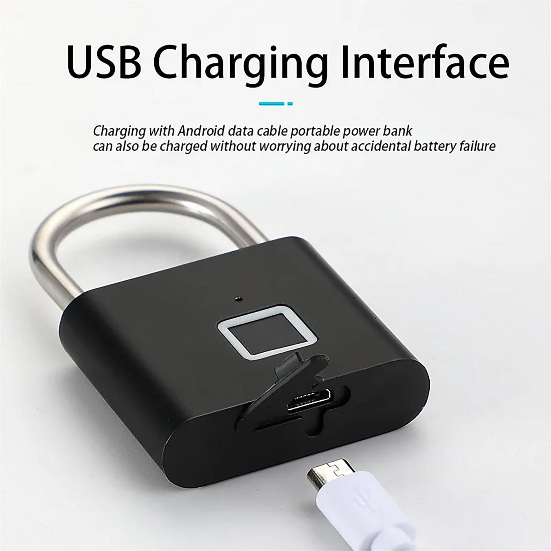 Schwarzes Vorhängeschloss mit USB-Anschluss und silbernem Bügel, wird aufgeladen.