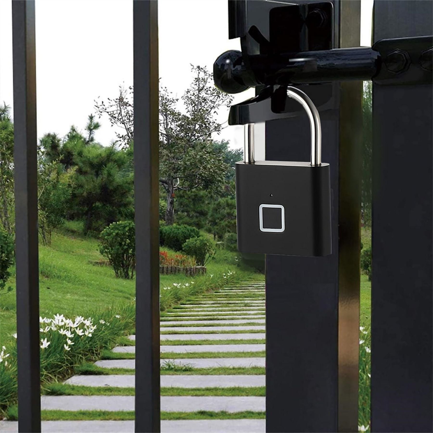 Schwarzes Vorhängeschloss mit Fingerabdrucksensor an einem schwarzen Tor, dahinter ein Gartenweg.