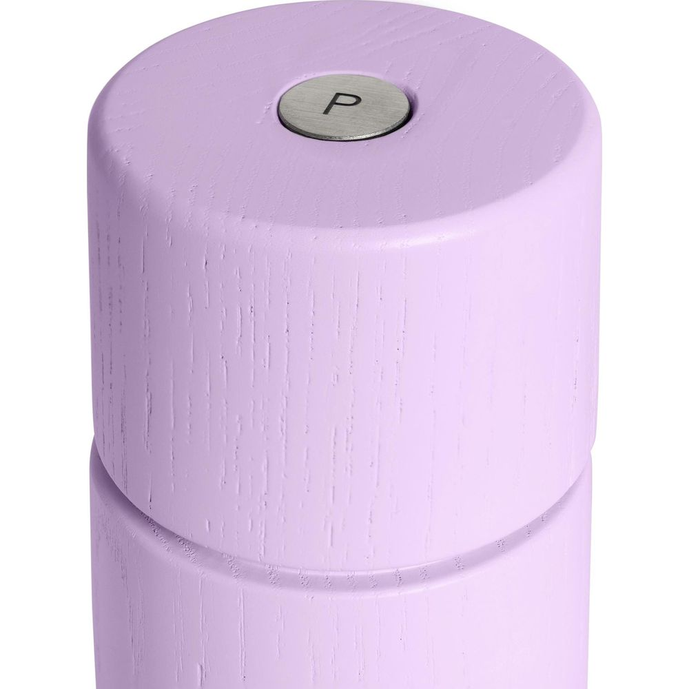 Ein heller Lavendel-Mahlwerkkopf mit einem silbernen Knopf, der mit P gekennzeichnet ist.