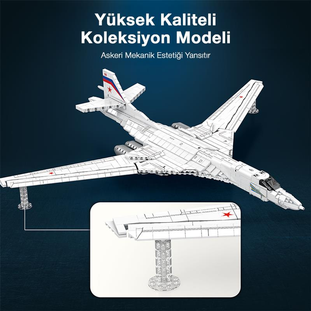 Dört motorlu beyaz model uçak stant üzerinde, detay ekli.