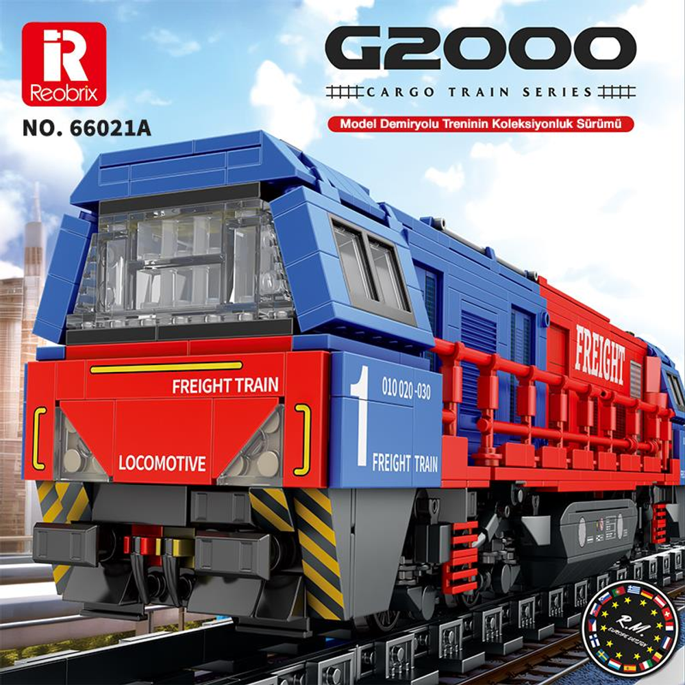 Mavi ve kırmızı Lego yük treni modeli, şehir arka planında raylar üzerinde.