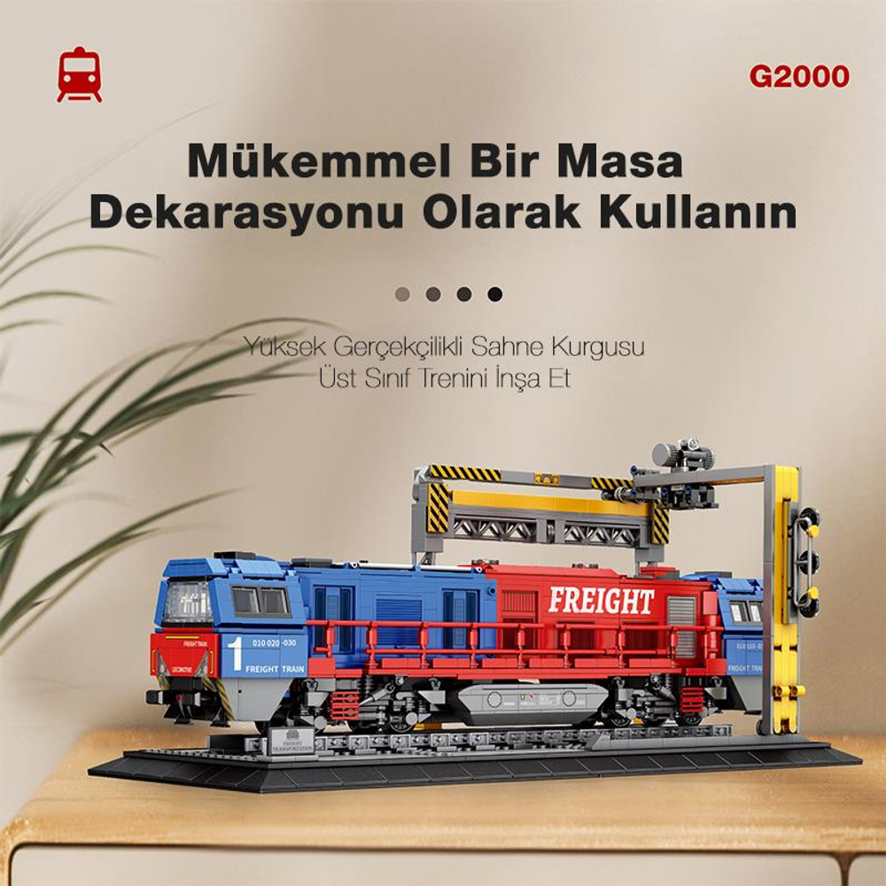Mavi ve kırmızı model yük treni, fon önünde siyah bir tabanda duruyor.