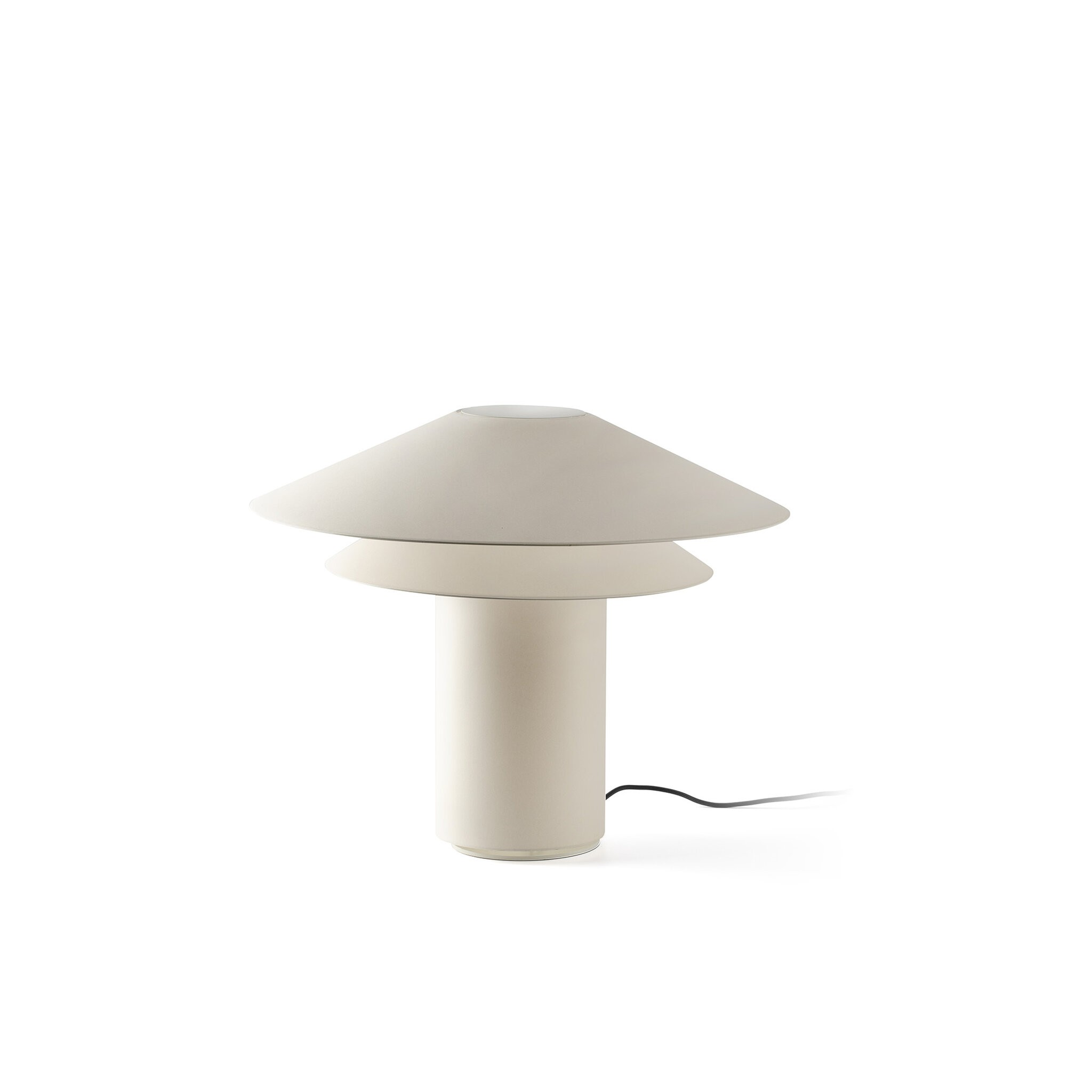 Lampada da tavolo color crema con due paralumi a più livelli e base cilindrica.