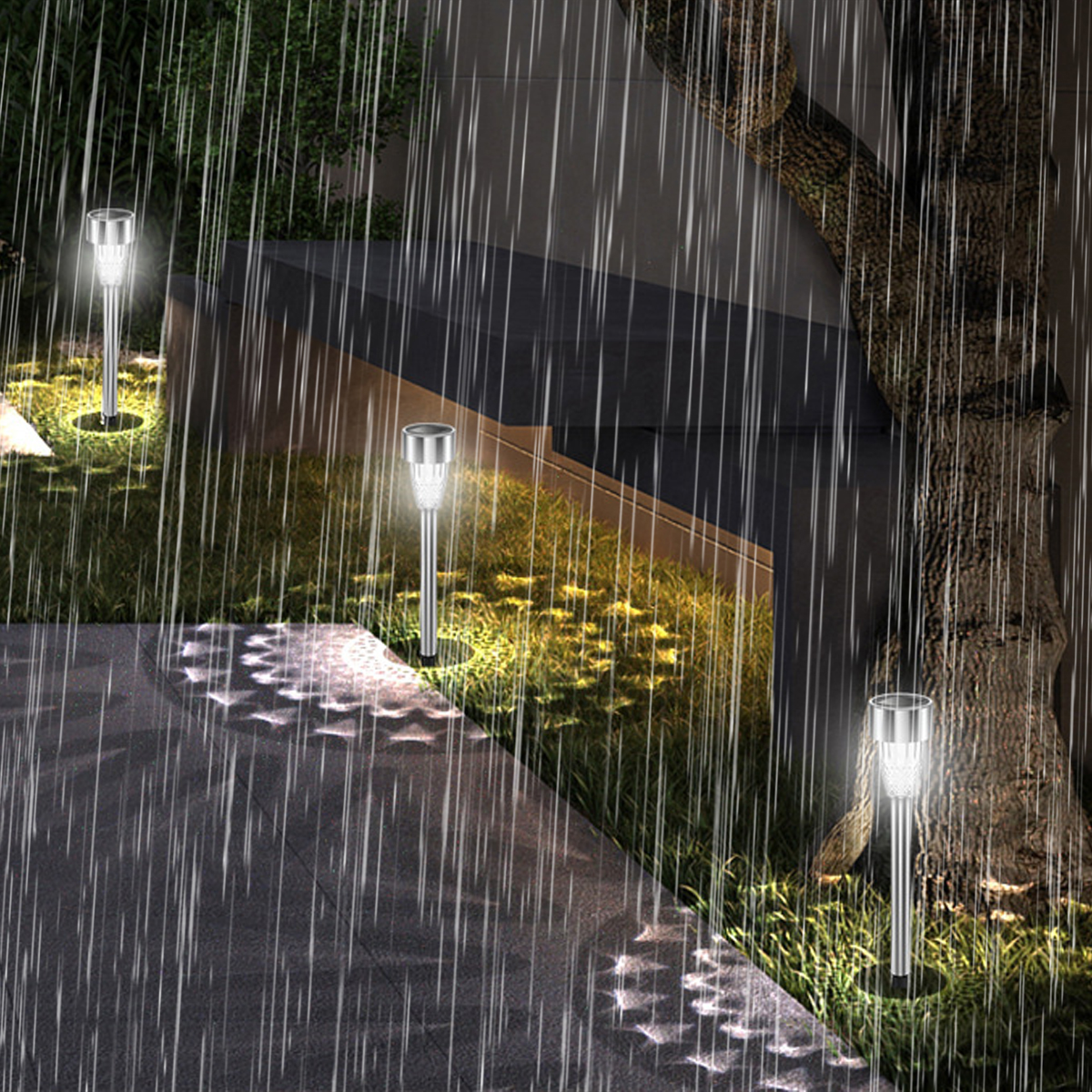 Edelstahl-Solarleuchten beleuchten einen Weg im Regen bei Nacht.
