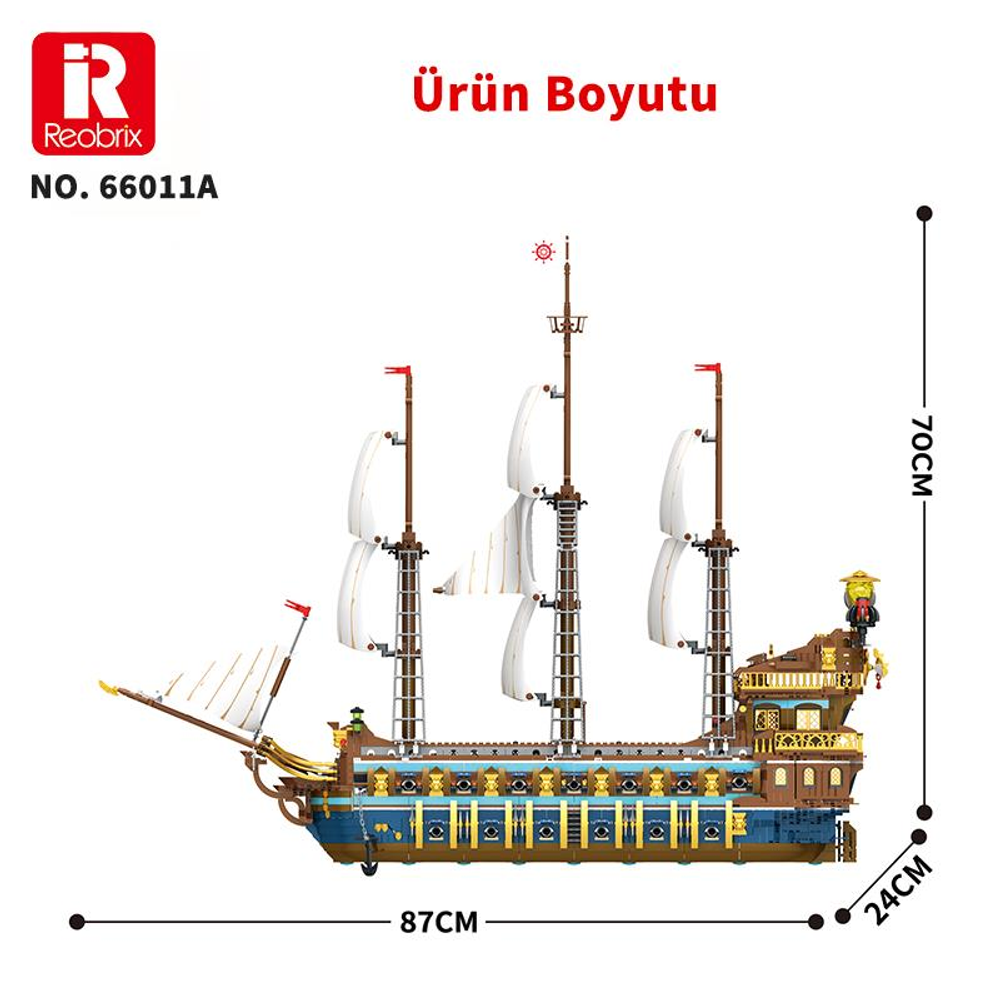 Üç direkli, beyaz yelkenli detaylı yelkenli gemi modeli.
