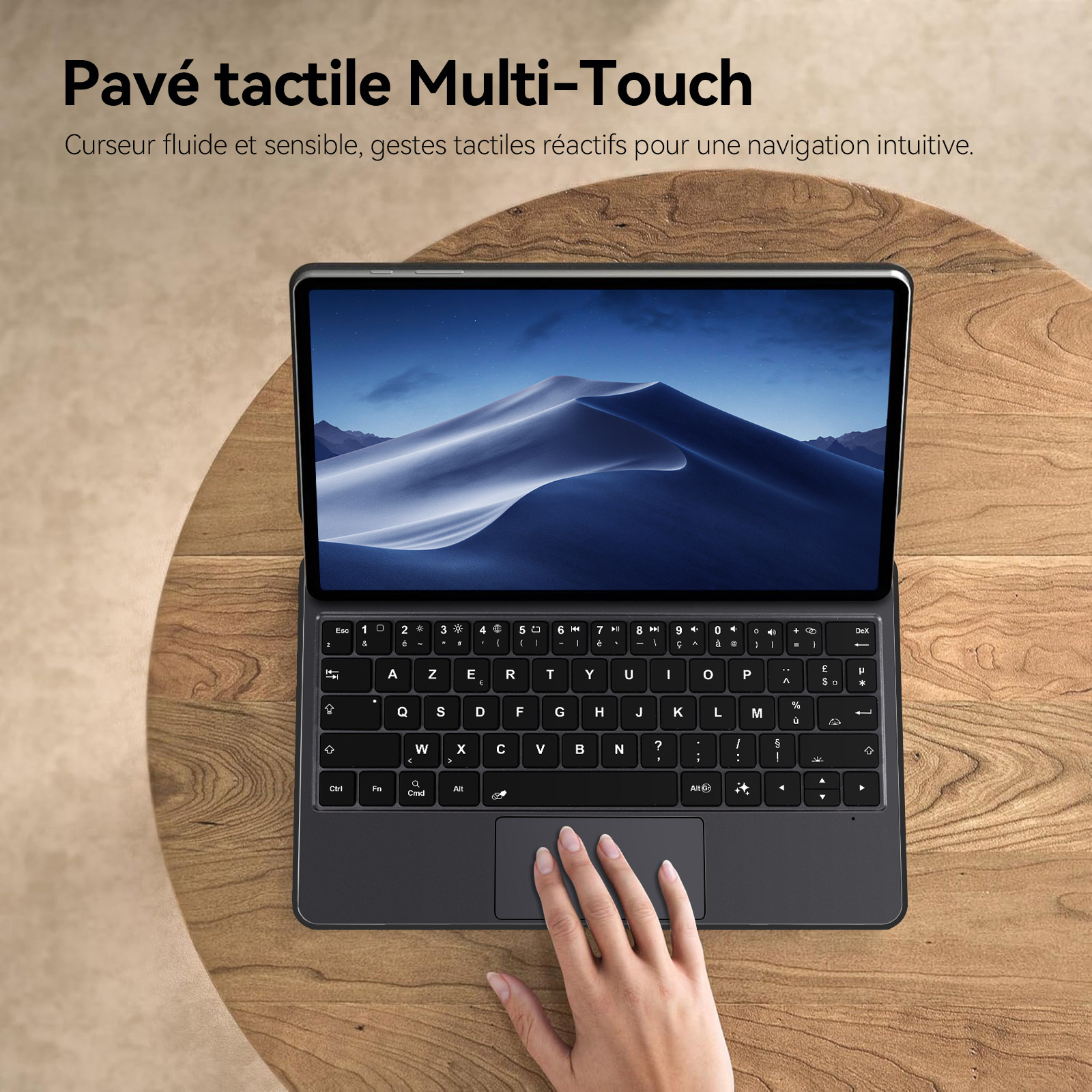 Ein Tablet mit Tastatur und Touchpad liegt auf einem Holztisch. Eine Hand bedient das Touchpad.