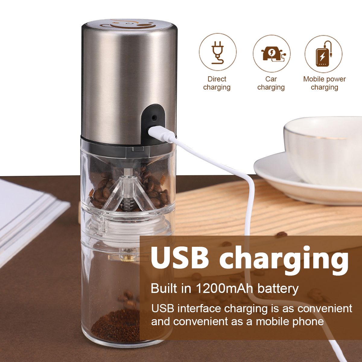 Elektrische Kaffeemühle wird über USB geladen, mit Kaffeebohnen und Pulver.