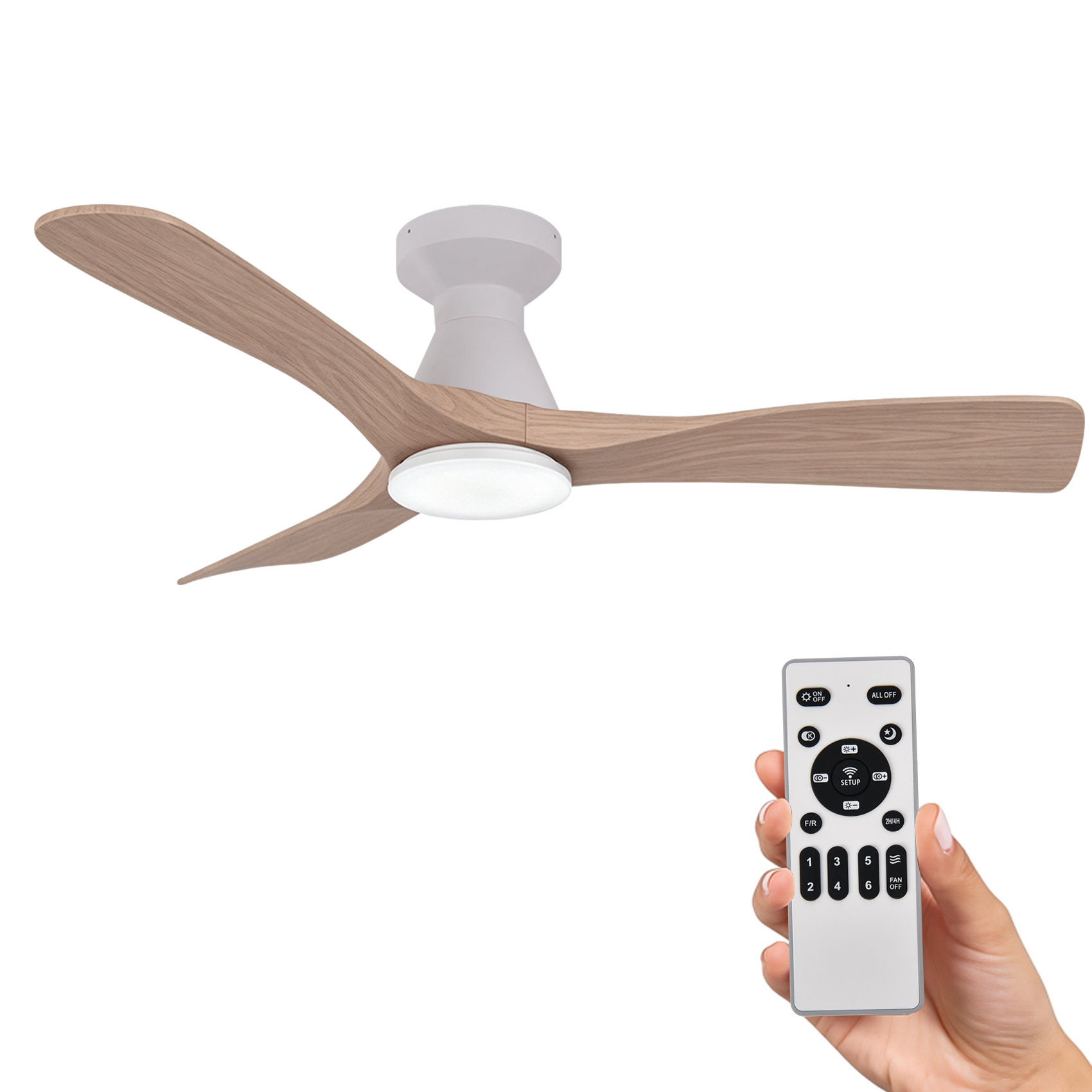 Ventilador de techo con aspas de madera, carcasa blanca y mando a distancia en mano.