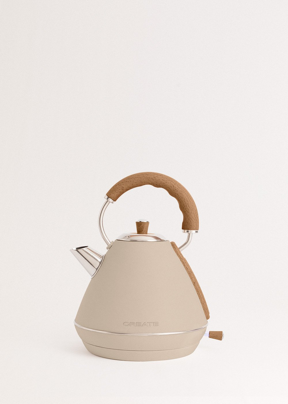 Una tetera color crema con mango y detalles de madera sobre fondo blanco.