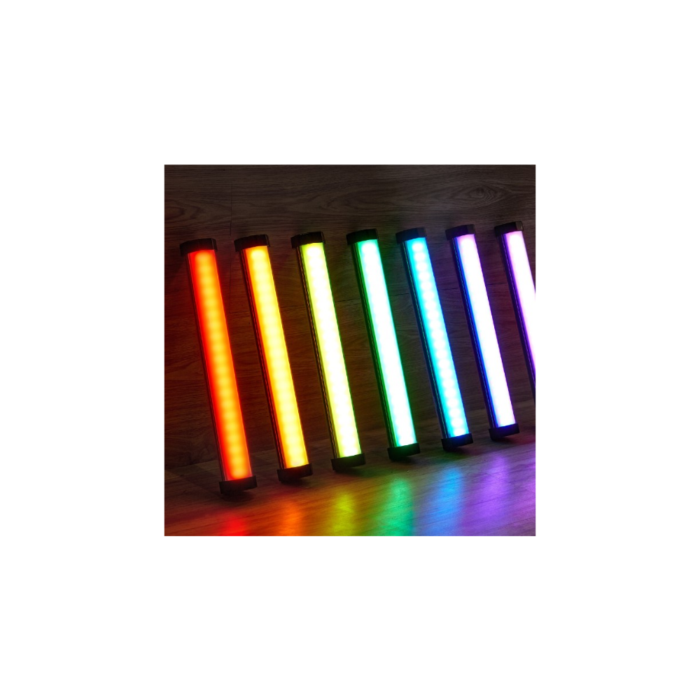 Sieben leuchtende RGB-Stangen in Regenbogenfarben auf dunklem Holzboden.
