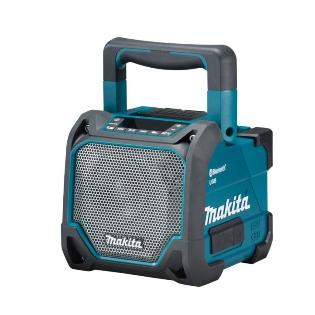 Une enceinte portable Makita bleue et grise avec grille métallique et poignée.