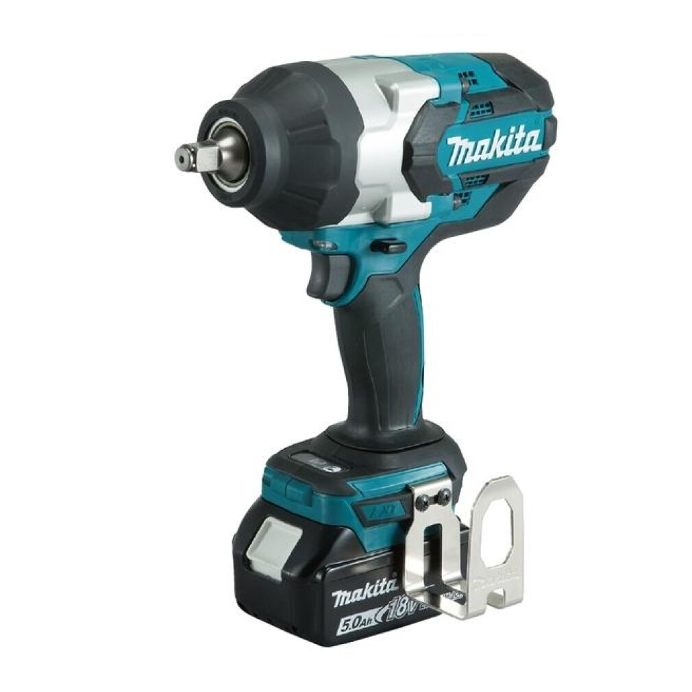 Un avvitatore a impulsi Makita blu e argento con manico e batteria neri.