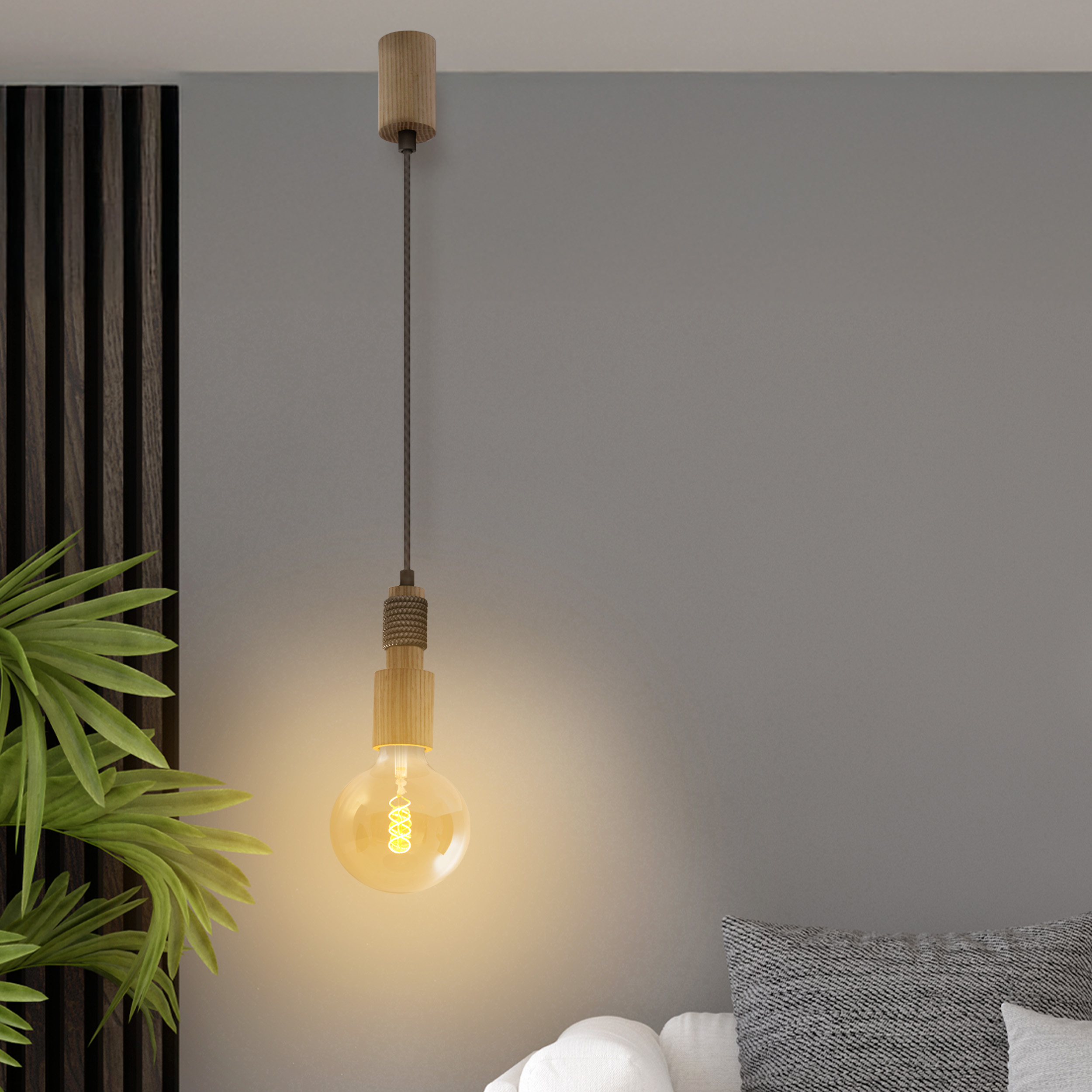 Hängende Glühbirne mit Holzdetails über einem Sofa mit Kissen.