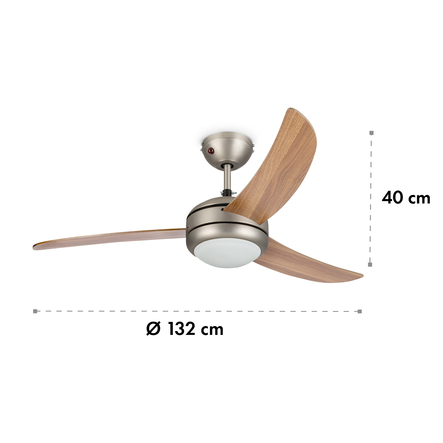 Un ventilador de techo con tres aspas de madera y luz integrada.