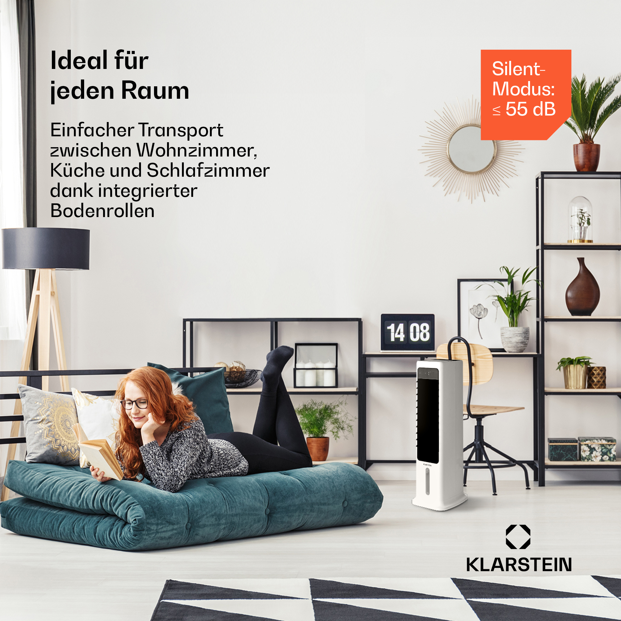 Frau liest auf einem Sofa in einem modernen Raum mit einem Luftkühler.
