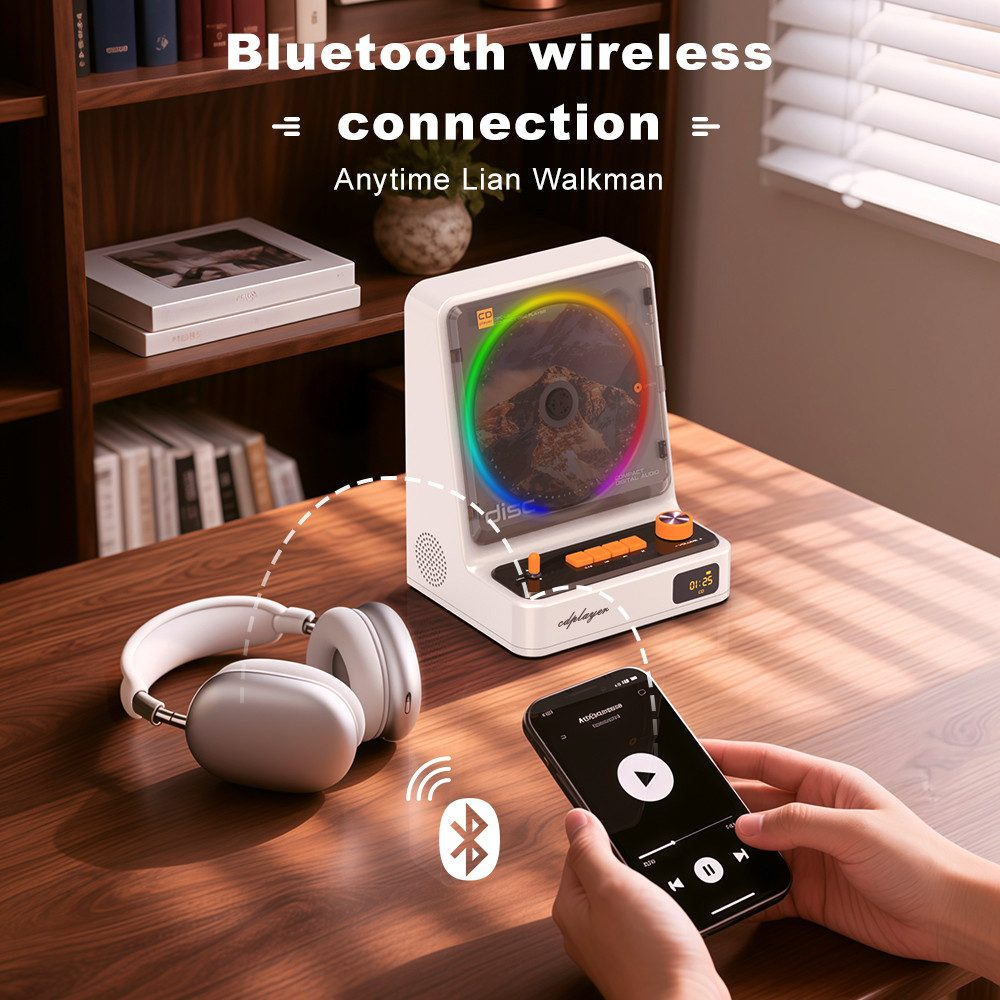 Ein weißer CD-Player mit Farbbeleuchtung, Kopfhörer und Smartphone auf einem Holztisch.