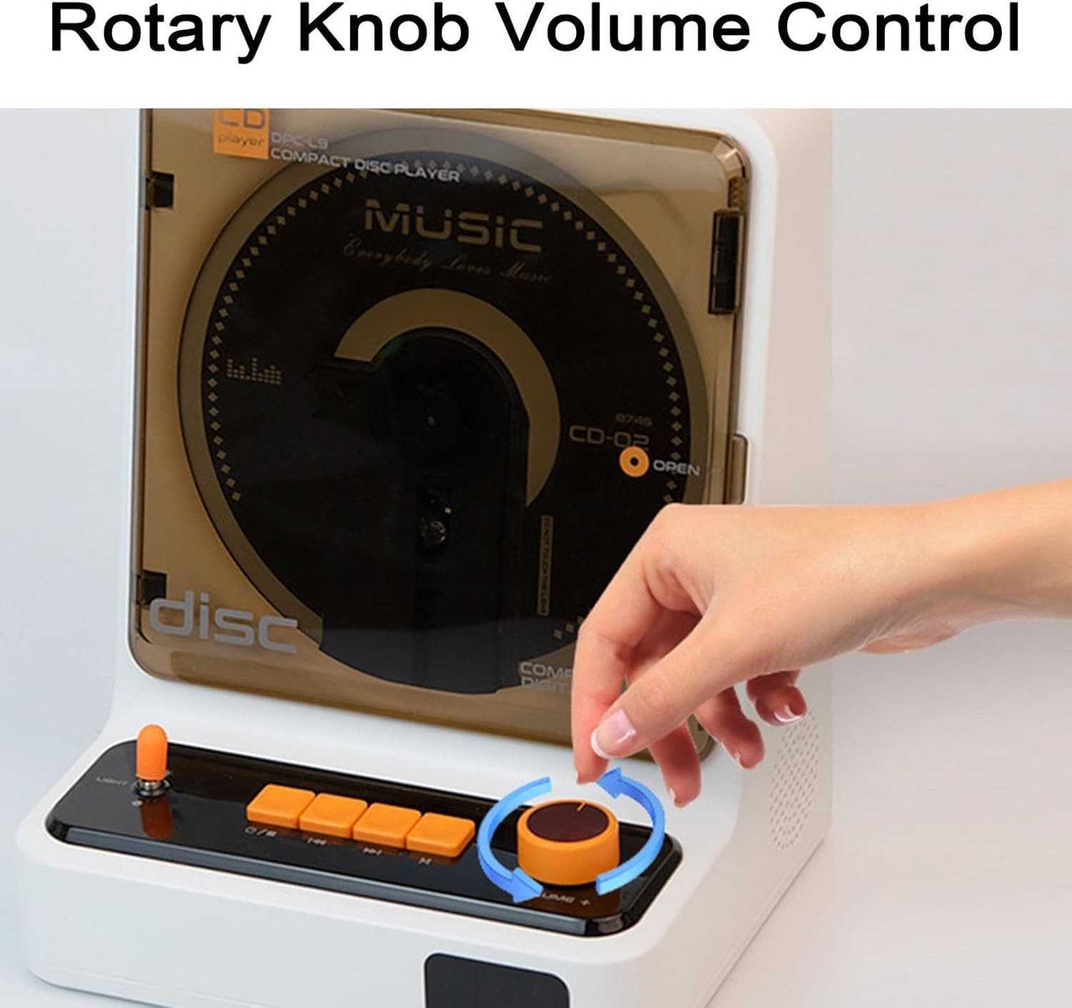 Eine Hand dreht einen orangefarbenen Knopf an einem CD-Player mit einem CD-Cover.