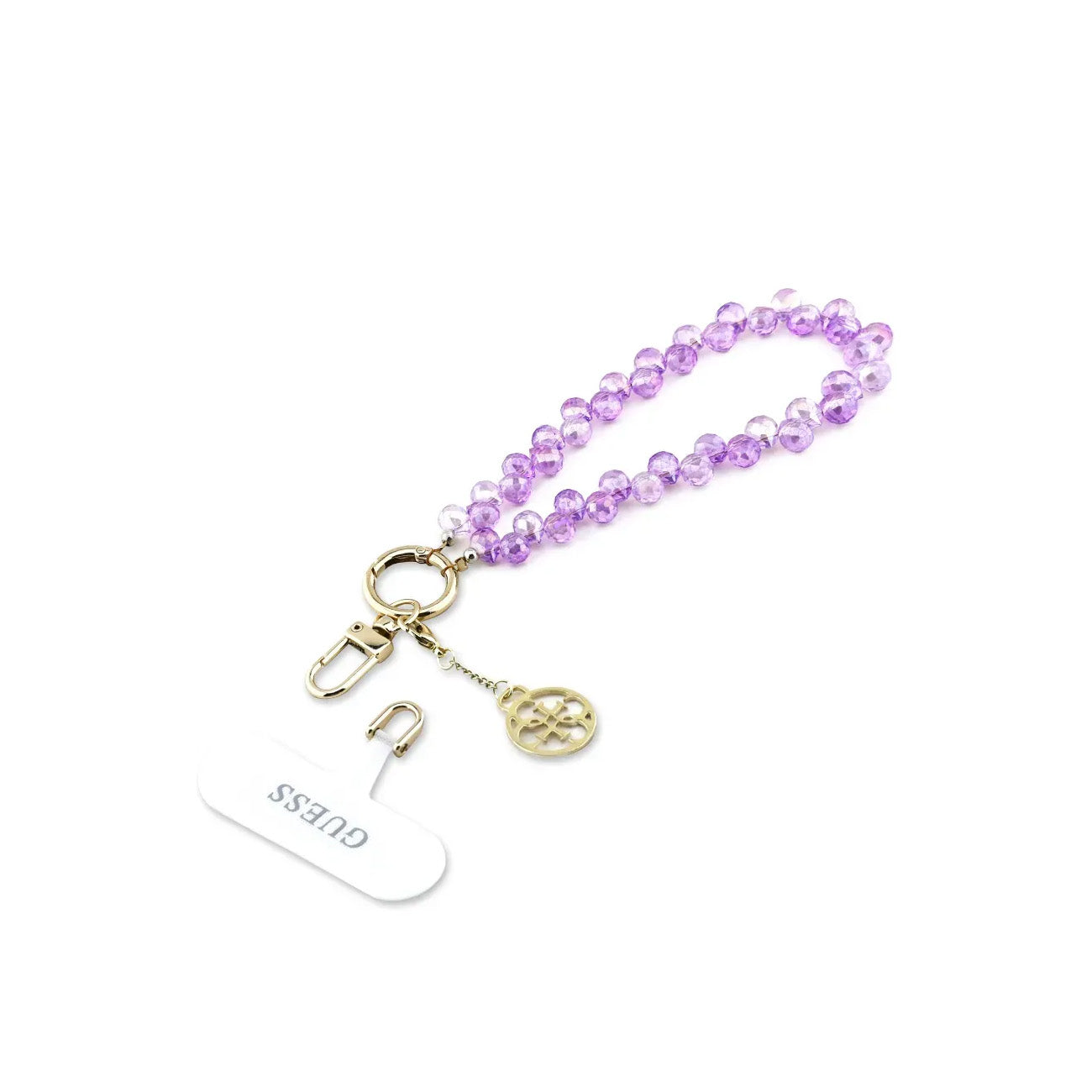 Cadena de cuentas moradas con charm GUESS y cierre sobre fondo blanco.