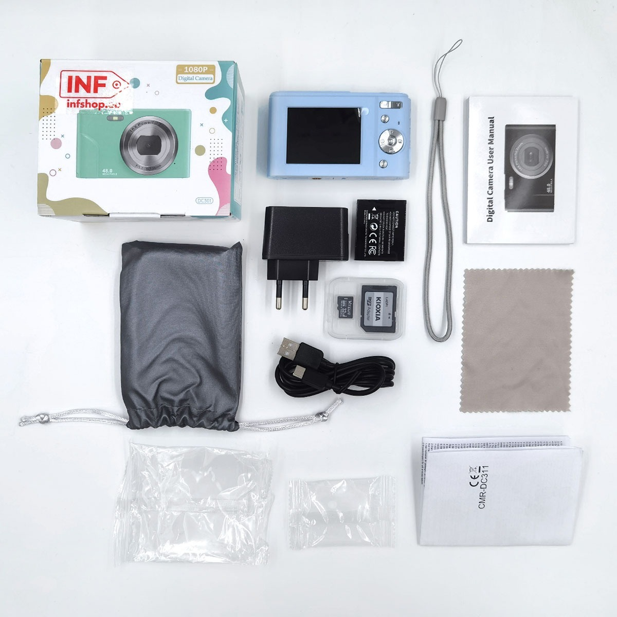 Een lichtblauwe digitale camarakit met accessoires op een witte achtergrond.