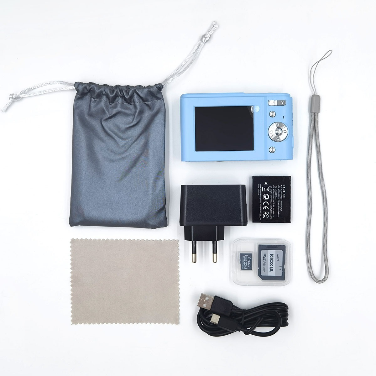 Een blauwe digitale camera met accessoires: tasje, oplader, batterij, SD-kaart, kabel, doek.